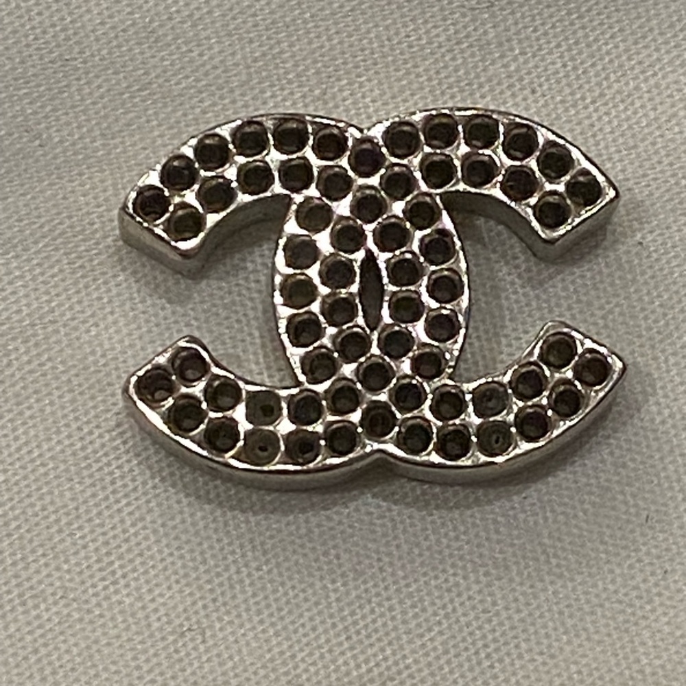 Chanel cc metal logo